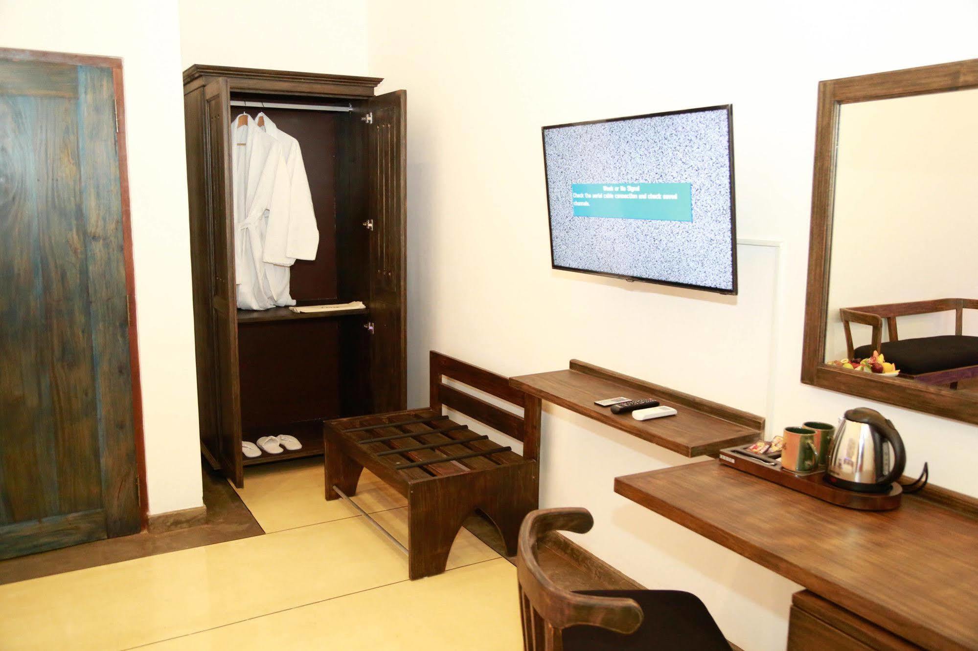 Tranquil Negombo Boutique Hotel Exterior photo